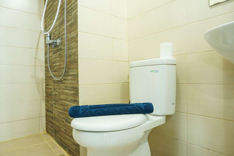 Bathroom 5, 2Bedroom Sky Terrace Apartment with Pool View By Travelio, West Jakarta