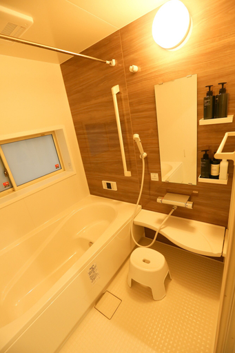 Bathroom 4, Jikukan Hare, Onna