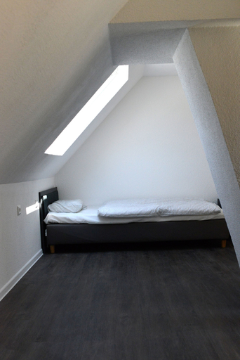 Bedroom 2, Pforzheim Ferienhaus 24-7, Pforzheim