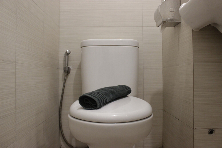 Bathroom 4, Elegant & Stylish Studio At Gateway Pasteur Apartment, Bandung
