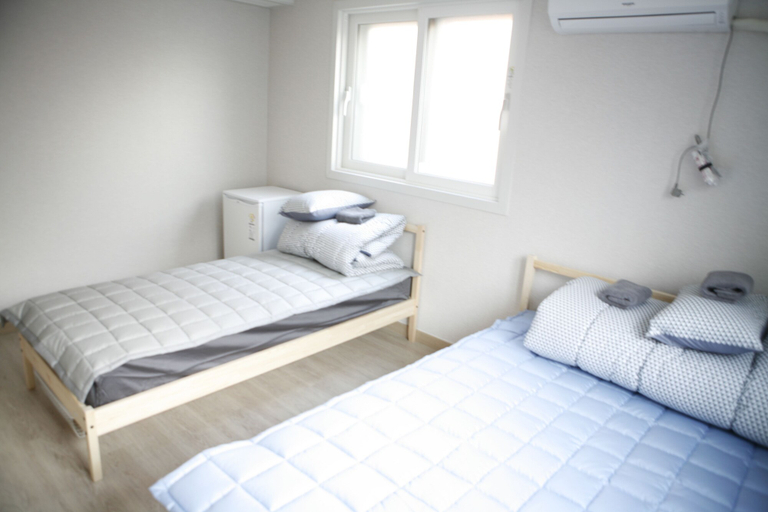 Bedroom 3, Twin Rabbit Guesthouse, Mapo
