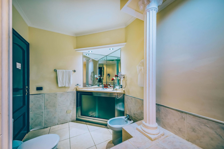 Bathroom 4, Muthu Royal Park Albatros, Santa Cruz de Tenerife