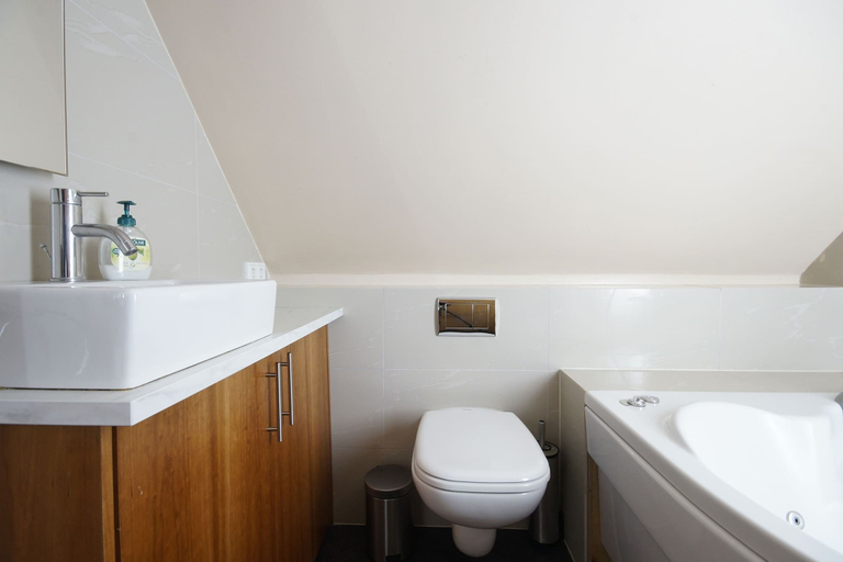 Bathroom 3, Marine Apartments, Reykjavík