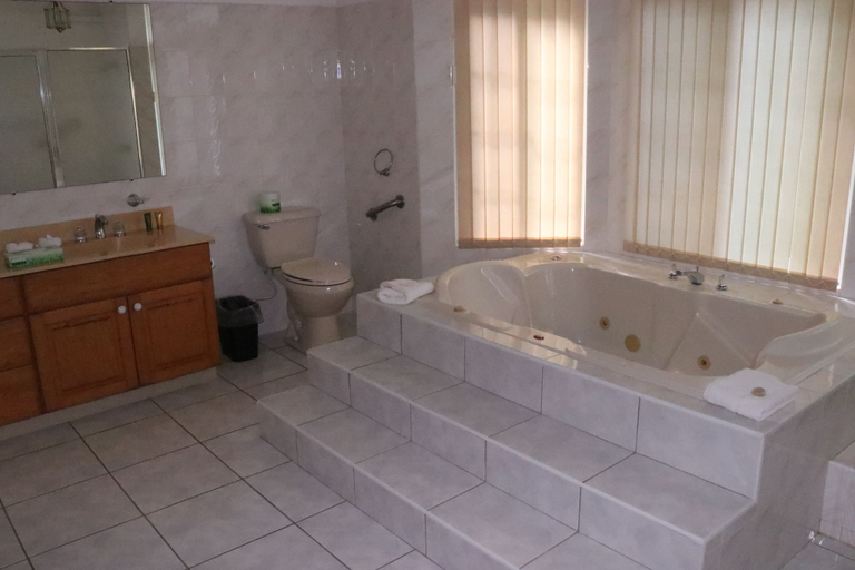 Bathroom 4, Pink Rock Bed & Breakfast