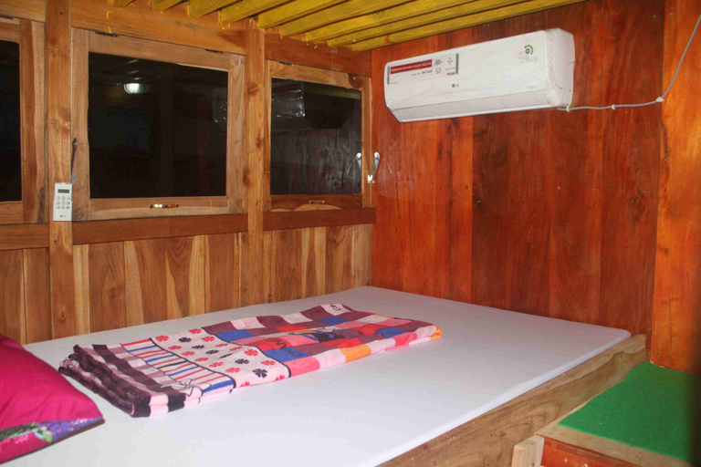 Bedroom 2, Boat Charter KM.Caroline, West Manggarai