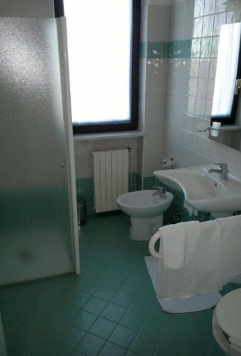 Bathroom 3, Hotel La Rotonda, Pescara