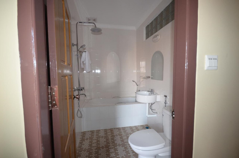 Bathroom 3, Inle Strand Hotel, Taunggye