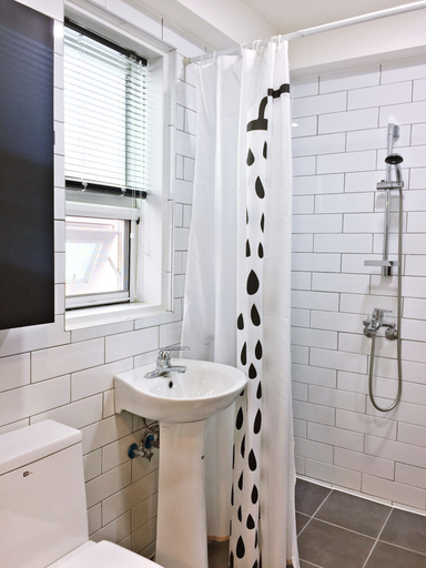 Bathroom 5, Whitetail Guesthouse - Hostel, Mapo