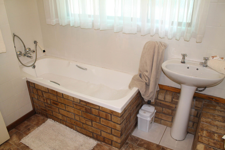 Bathroom 3, Lincoln Cottages, Umgungundlovu