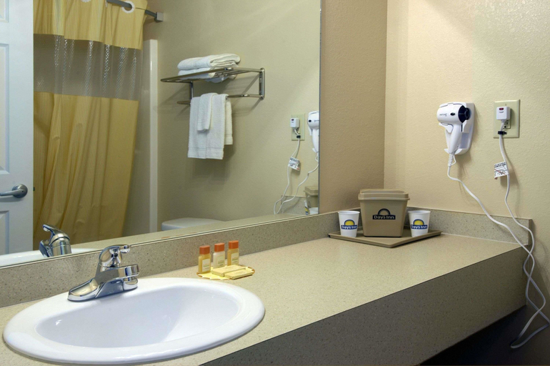 Bathroom 5, Days Inn by Wyndham Centre, Cherokee