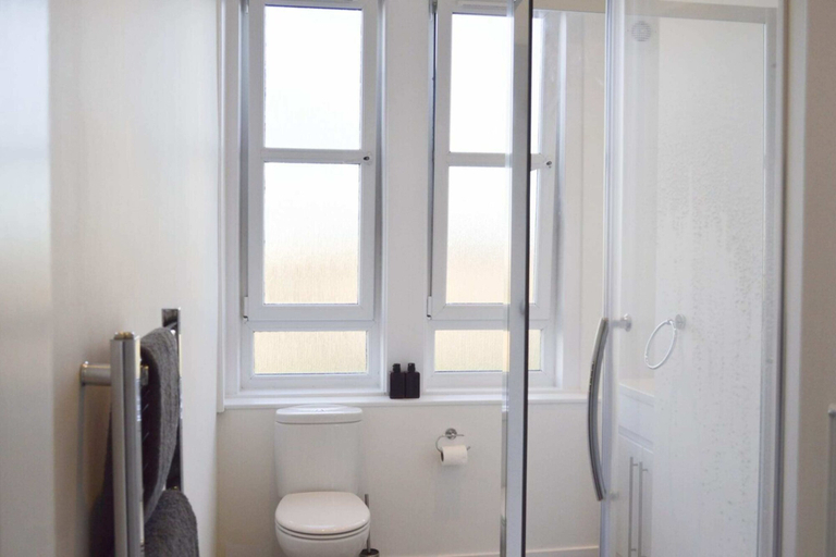 Bathroom 2, Modern 1 Bedroom Flat In the Heart of Edinburgh, Edinburgh