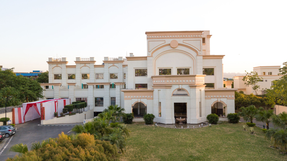 Exterior & Views