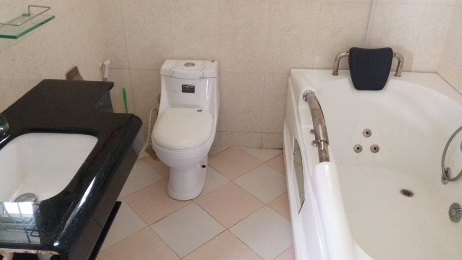 Bathroom 3, The Heron Court Boutique Hotel, Kinondoni