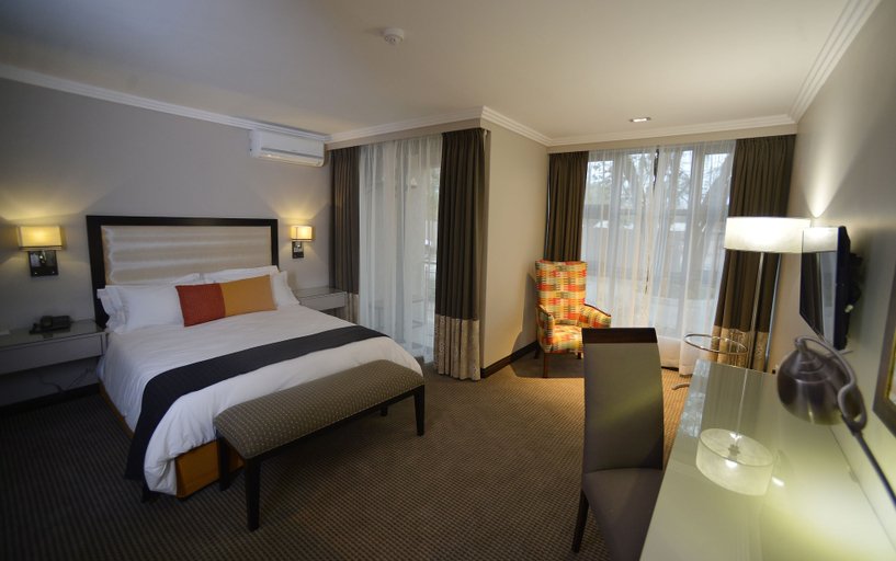 Bedroom 3, Regent Select Hotel, Gaborone