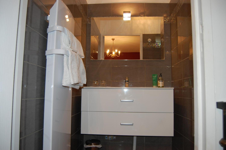 Bathroom 5, Mas de la Respelido, Bouches-du-Rhône