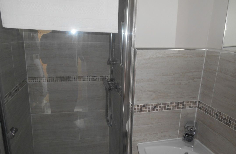 Bathroom 4, The Glenroy, Blackpool