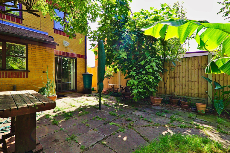 Exterior & Views 2, Harlinger Lodge Annexe, London