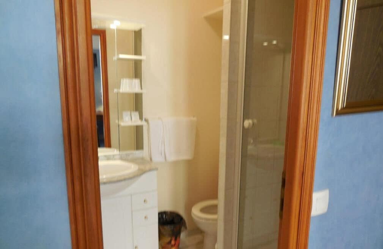Bathroom 3, Hôtel Le Petit Château, Hauts-de-Seine
