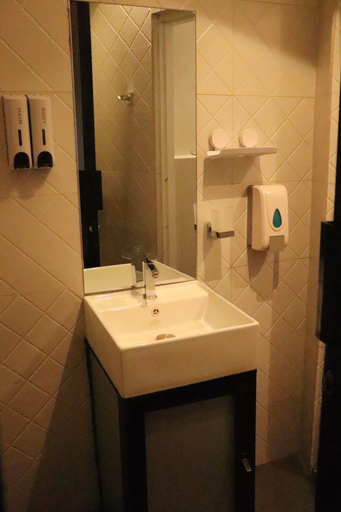 Bathroom 5, Miracle City Inn Hostel, Colombo