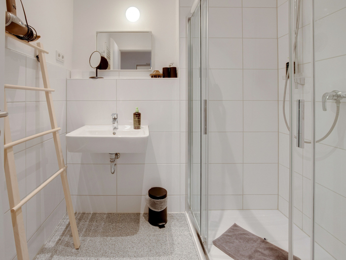 Bathroom 3, Limehome Essen Kibbelstraße, Essen