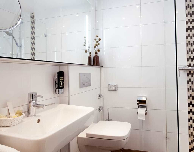 Bathroom 4, Hotel Mondial, Mettmann