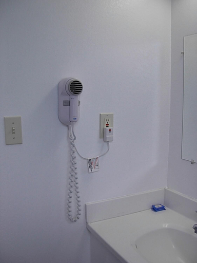 Bathroom 5, Economy Inn, Glenn