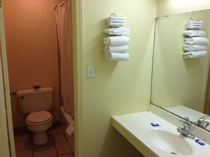 Bathroom 5, Super 7 Inn Siloam Springs, Benton