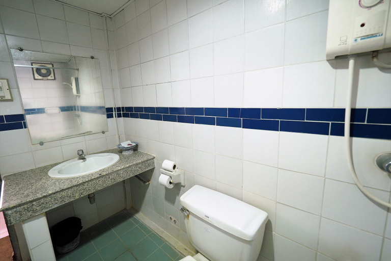 Bathroom 3, Pachara Hotel and Restaurant, Muang Suphanburi