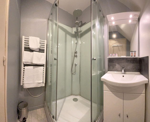 Bathroom 3, Hotel les Quatre Saisons, Loire-Atlantique