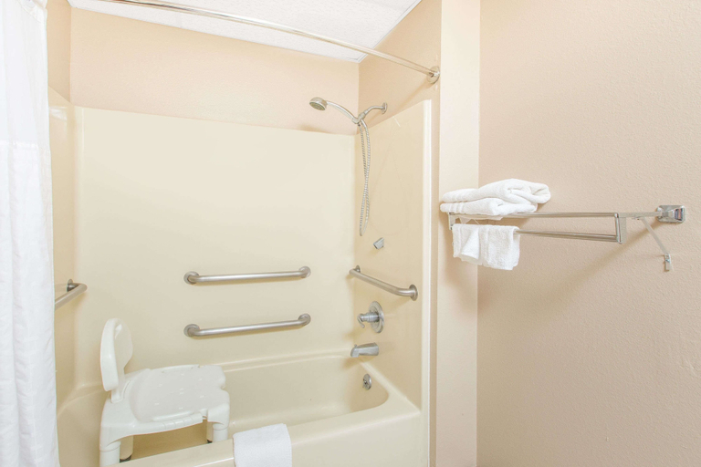 Bathroom 4, Super 8 by Wyndham Belleville, Republic