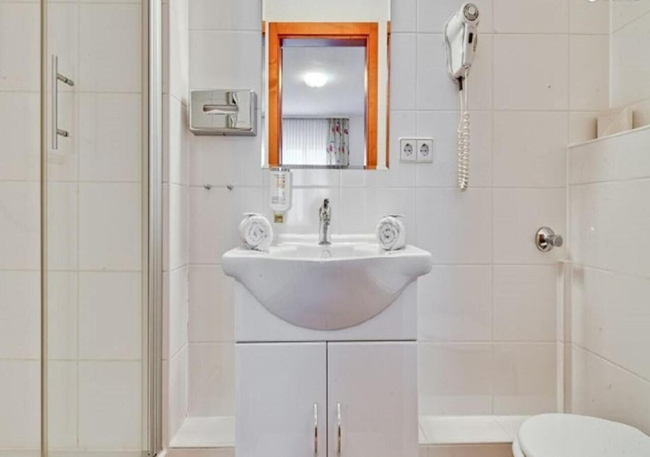 Bathroom 5, Hotel Am Friedensplatz, Stuttgart