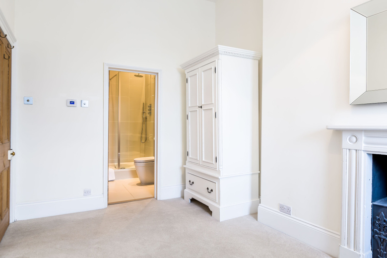 Others 4, Luxury Apartments - Queen Circus, Gloucestershire