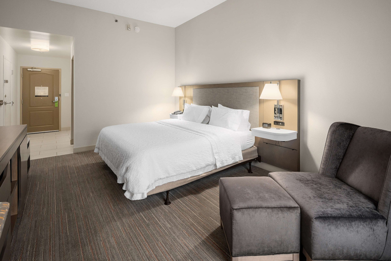 Bedroom 3, Hampton Inn by Hilton Springfield, Robertson