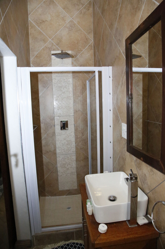 Bathroom 3, Travetel OR Tambo Airport Hotel, Ekurhuleni