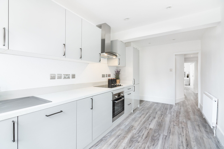 Others 5, Luxury 3 Bed Apartment in Central London, London