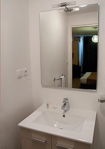 Bathroom 4, Hôtel des Pyrénées, Charente