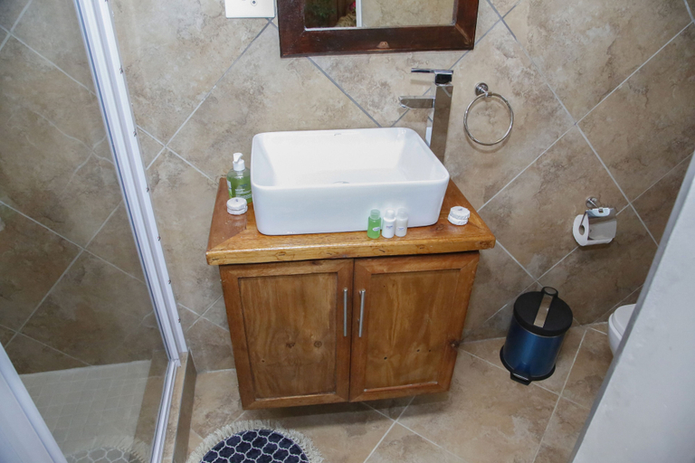 Bathroom 3, Travetel OR Tambo Airport Hotel, Ekurhuleni
