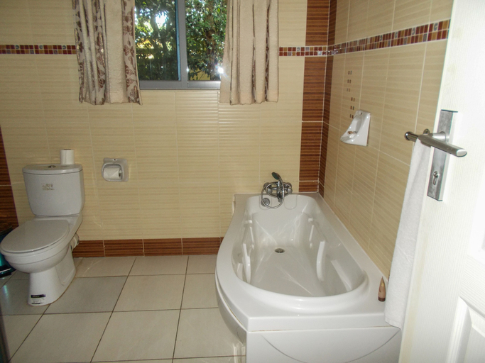 Bathroom 4, Waterfalls Hotel, Chongwe