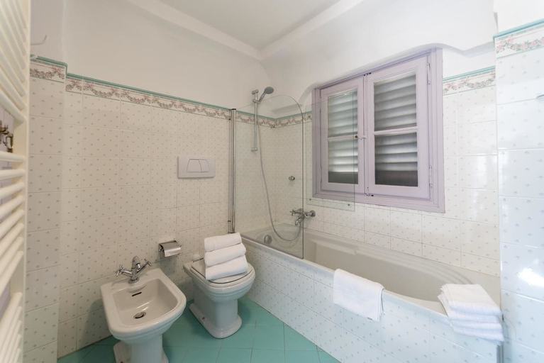 Bathroom 4, Villa La Rossa, Lecco
