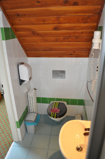 Bathroom 4, Hotel Svornost, Praha 14