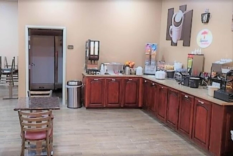 Food & Drinks 5, Super 8 by Wyndham Rolla, Phelps