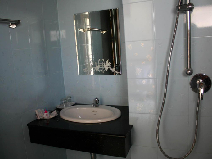 Bathroom 4, Riverfront Hotel Mukdahan, Muang Mukdahan