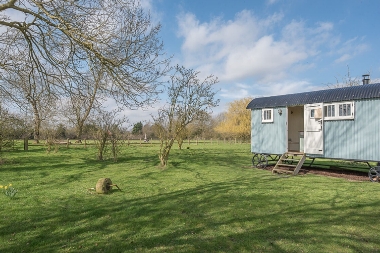 Sage Shepherds Hut, Boundary Farm Cottages, Suffolk