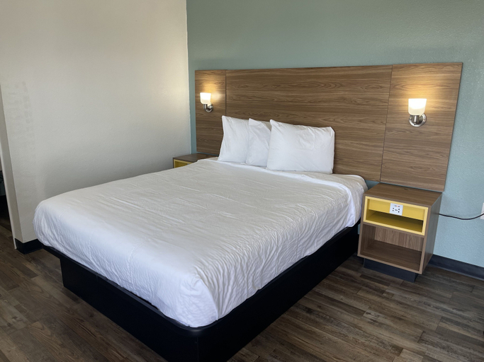 Bedroom 1, Beyond Stay Hotel, San Bernardino