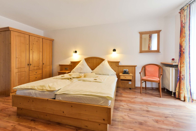 Bedroom 4, Landhotel Huber Am See, Bad Tölz-Wolfratshausen