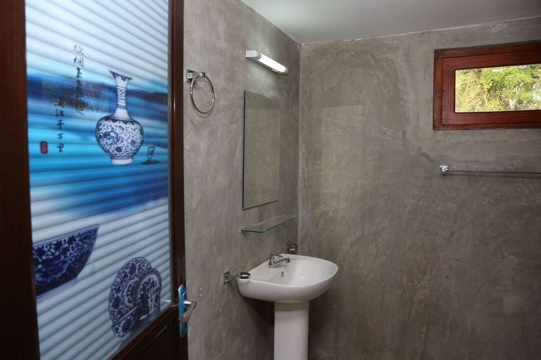 Bathroom, Hotel Viverra, Hingurakgoda