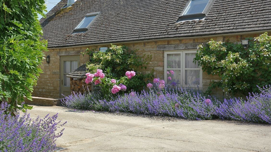 Exterior & Views 2, Cope Cottage, Oxfordshire