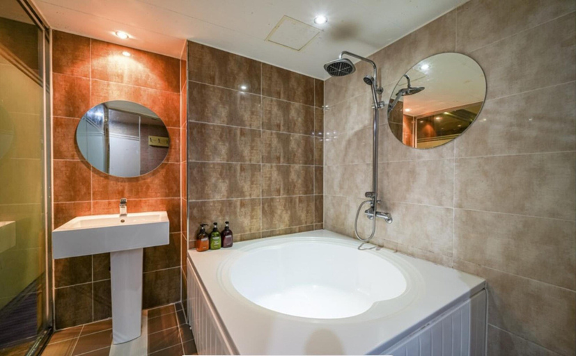 Bathroom 3, Hotel June Haeundae, Haeundae