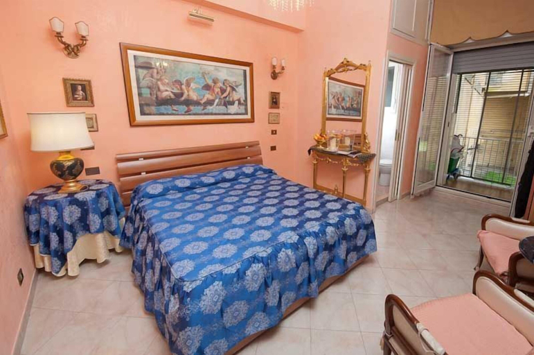 Bedroom 3, Babri Simintaj, Roma
