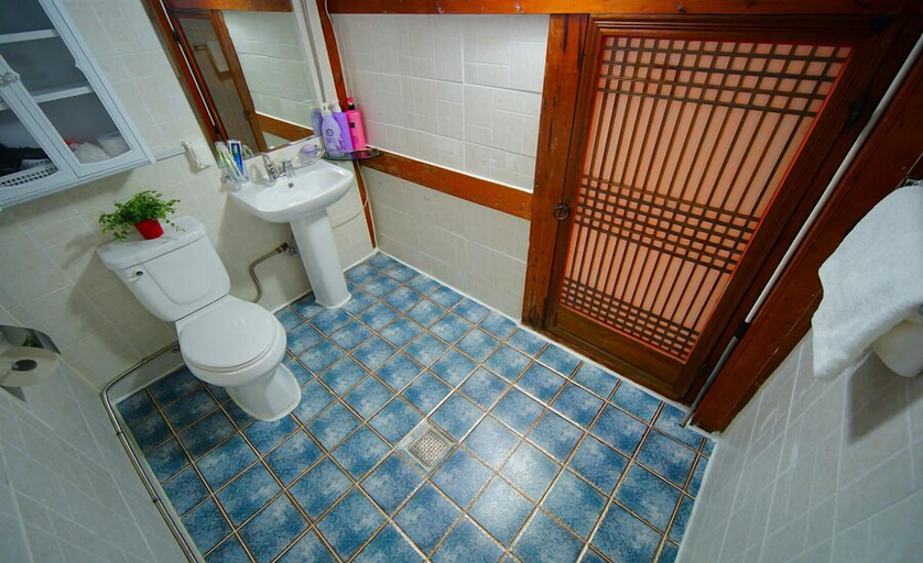 Bathroom 5, Jeonju Hanok Village Gguldanji, Jeonju